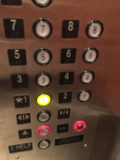 A liftben leesett az ajtót bezáró gomb. Kiderült, hogy soha nem volt bekötve.